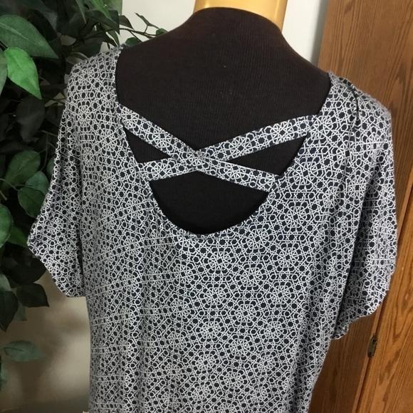 Lane Bryant 14/16 blue and white geometric patterned short sleeve blou… - Picture 10 of 16